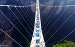 پل معلق کف شیشه‌ای ۳۷۵ متری در چین
