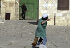 جوان فلسطینی درحال پرتاب سنگ به سمت پلیس مرزی اسرائیل در بیت المقدس