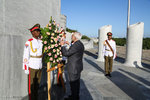 محمد جواد ظریف وزیر امور خارجه با حضور در محل یادبود «خوزه مارتی» رهبر جنبش استقلال کوبا با اهدای تاج گل به وی ادای احترام کرد.

