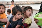 کودکان مهاجر در اردوگاه پناهندگان در جزیره یونانی
