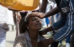 شستن صورت پس از پرتاب گاز اشک آور در تظاهرات در اتیوپی