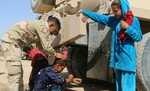 شست‌وشوی مردم فراری از داعش در ایست بازرسی؛ جنوب کرکوک
