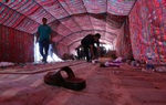 تمیز کردن چادر عزاداری پس از حمله انتحاری در بغداد
