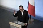 رئیس جمهور فرانسه در حال سخنرانی

