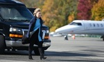 هیلاری کلینتون پیش از سوار شدن به هواپیما برای سفر انتخاباتی
