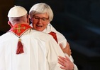 دیدار پاپ و یک کشیش در کلیسای سوئد
