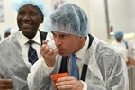 نخست‌وزیر فرانسه در کارخانه‌ای در ساحل عاج