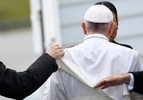 پاپ پیش از سوار شدن هواپیما؛ سوئد