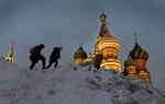 عبور از میان برف در نزدیک کلیسای جامع سنت باسیل در مسکو
