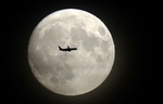 عبور هواپیما از کنار ماه
