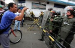 اعتراض مردم کلمبیا به پلیس مرزی ونزوئلا

