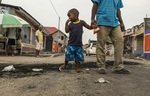 اثر لاستیک سوخته پس از درگیری در کینشاسا، جمهوری دموکراتیک کنگو


