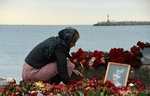 اهدای گل برای یکی از قربانیان سقوط هواپیمای روسی