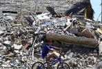 دوچرخه‌سواری در ویرانه‌های پس از زلزله؛ اکوادور