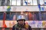 نگهبانی از ساختمانی که توسط معترضان رنگی شده؛ اسکوپیه، مقدونیه
