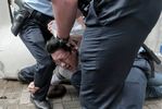 برخورد پلیس با رئیس حزب دفاع دموکراتیک در هنگ کنگ
